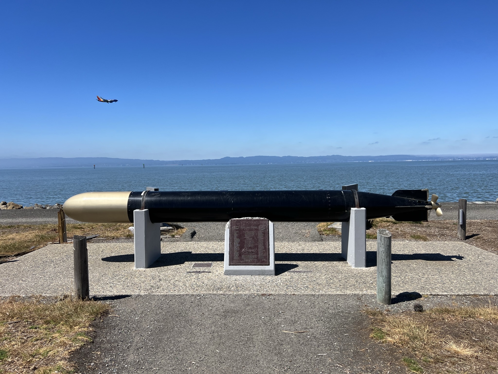 潜艇纪念碑后飞机飞过