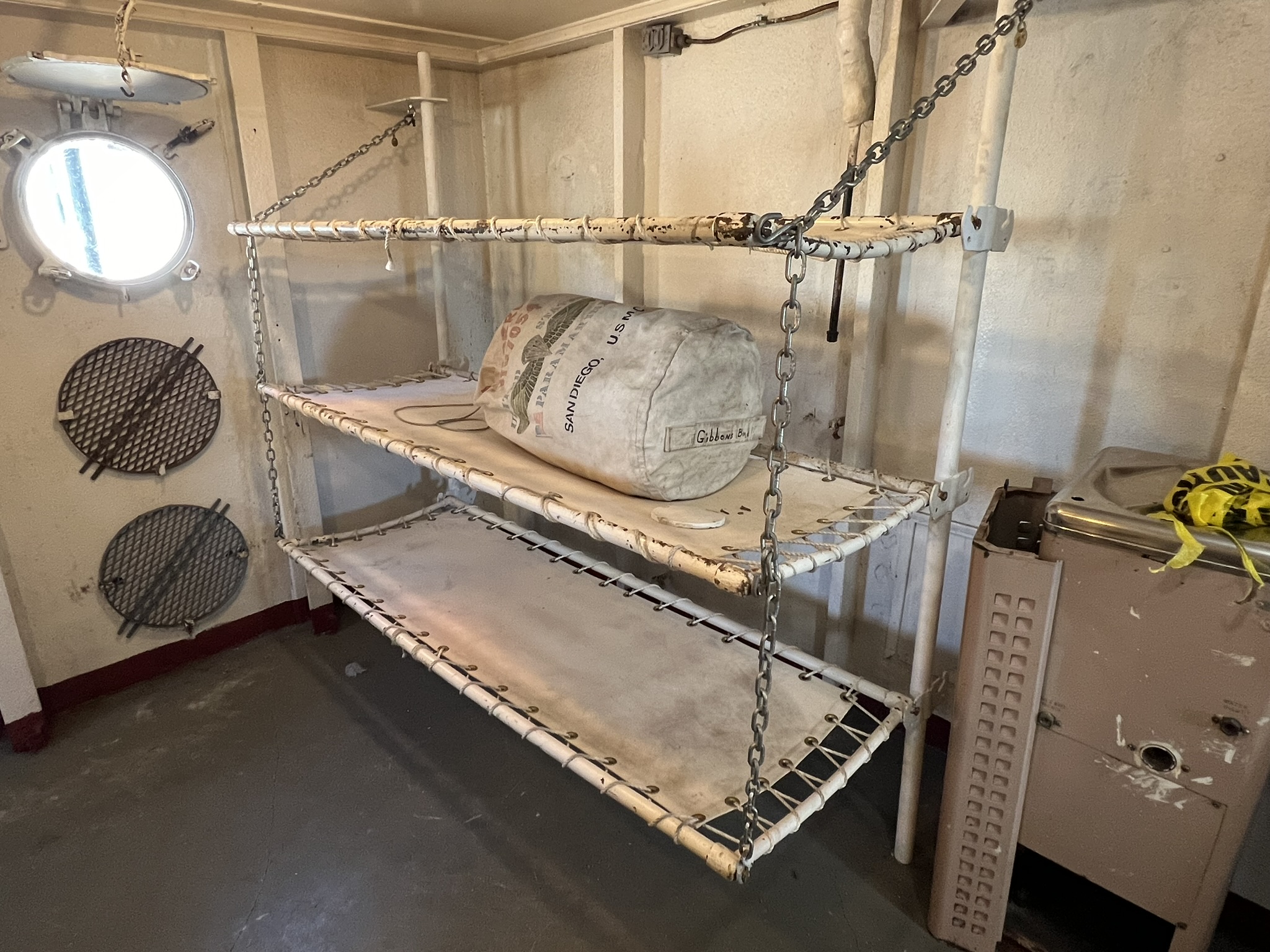 二战时水兵休息的床铺，三层，没有空调