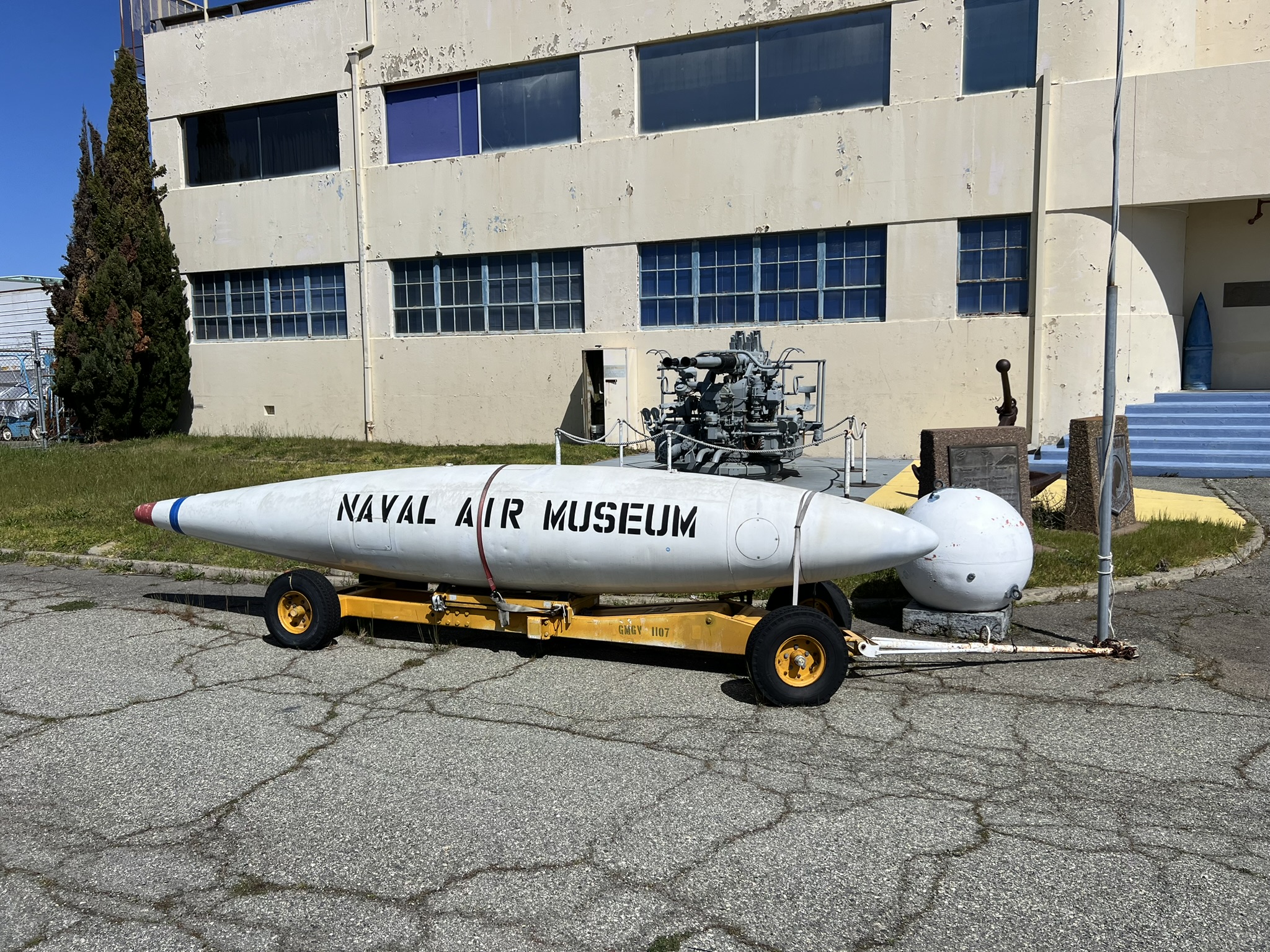 博物馆正门的航空燃油箱