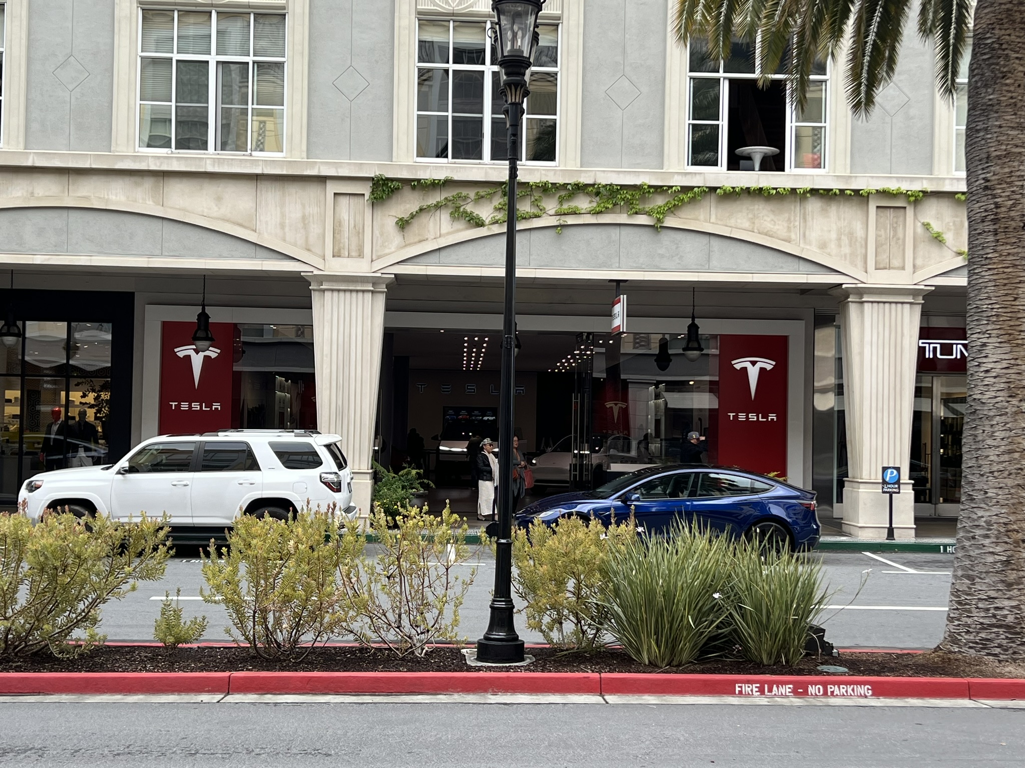 这里居然还有 Tesla 的销售门店