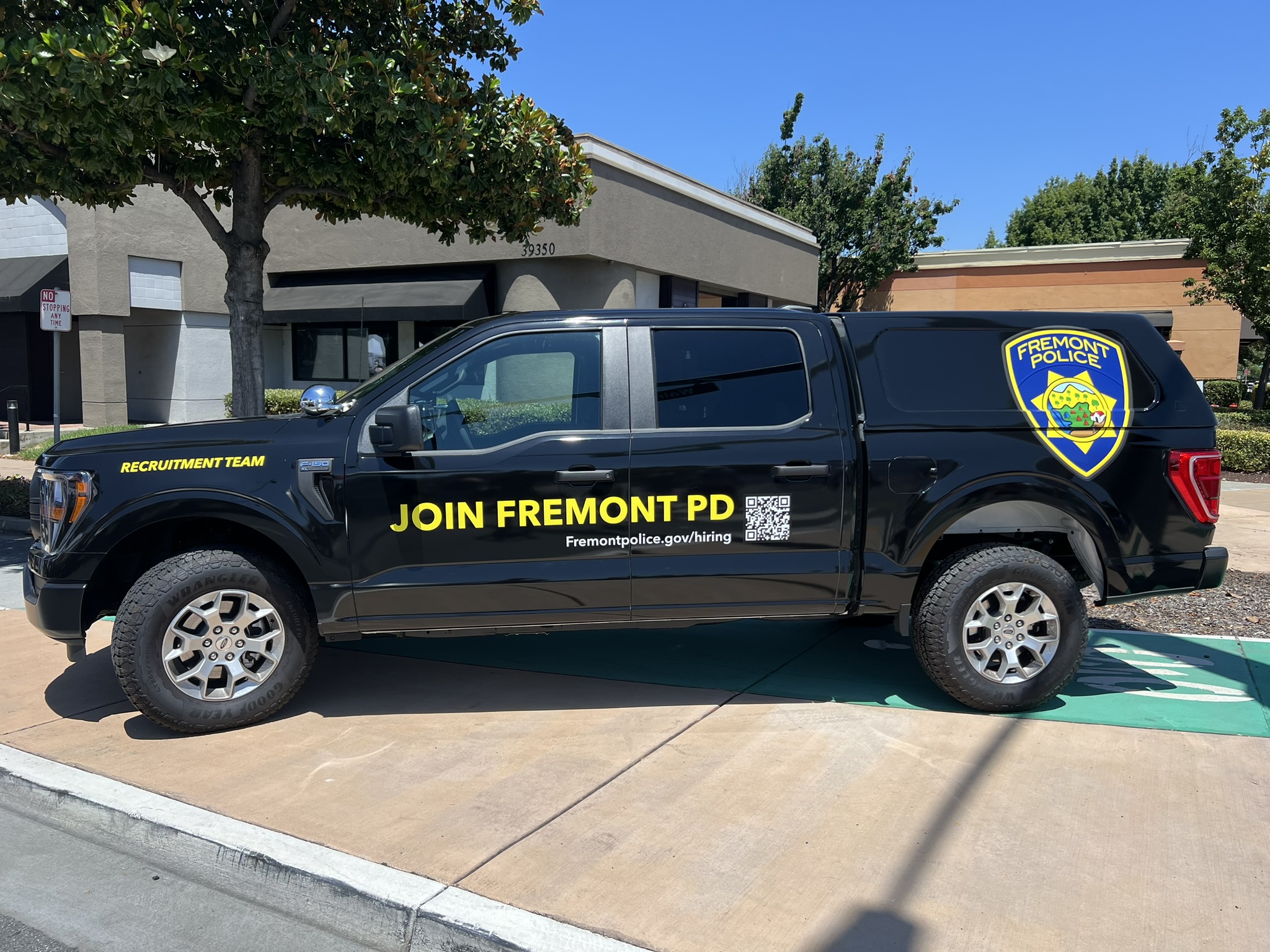 Fremont 的警徽也是挺卡通的