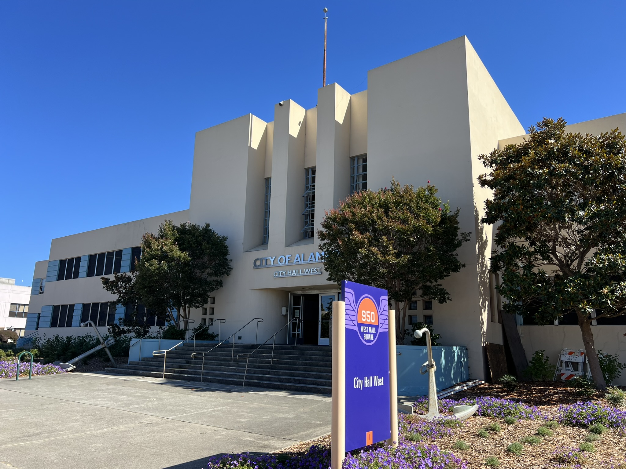 Alameda 居然有两个 City Hall，废弃的美军基地大楼做了 City Hall