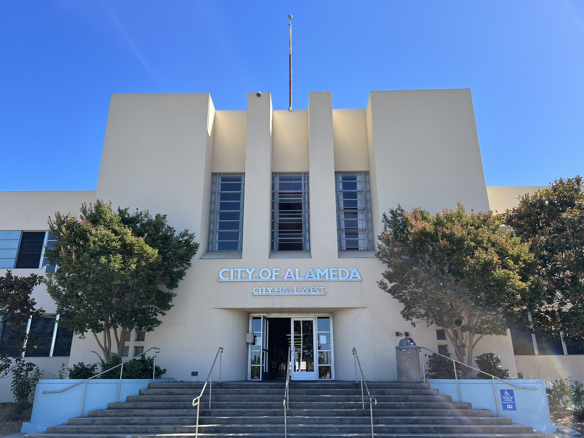 Alameda 居然有两个 City Hall，废弃的美军基地大楼做了 City Hall