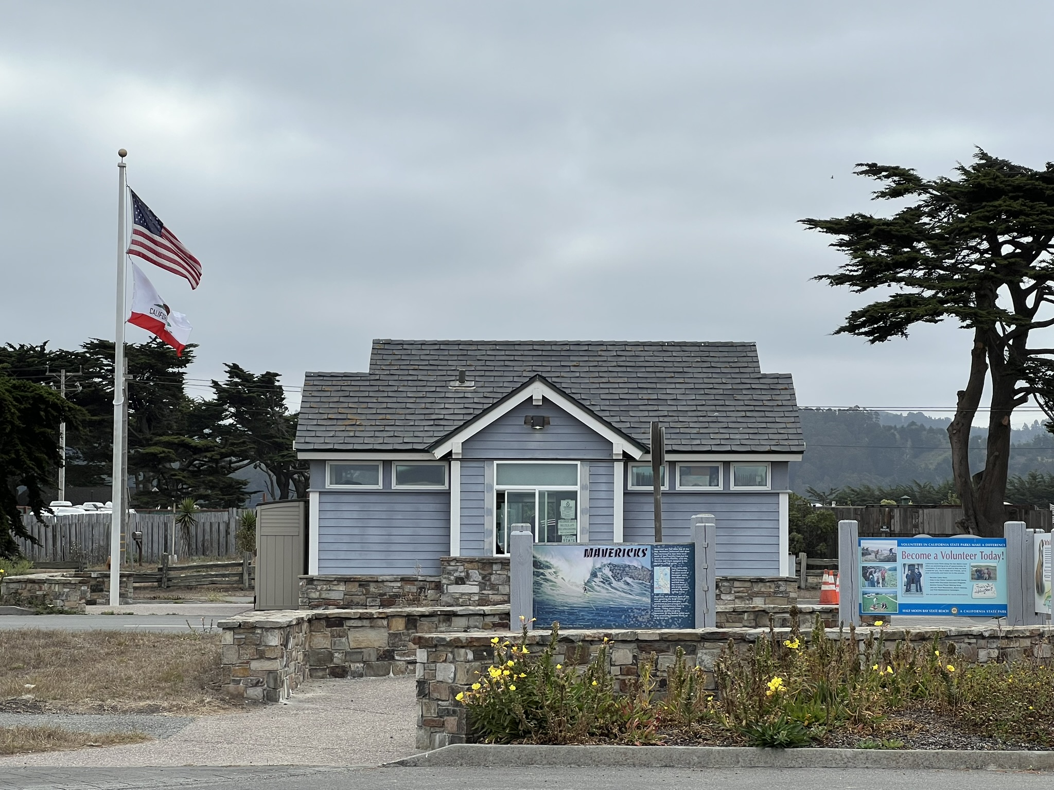 Half Moon Bay State Beach 入口处的收费站