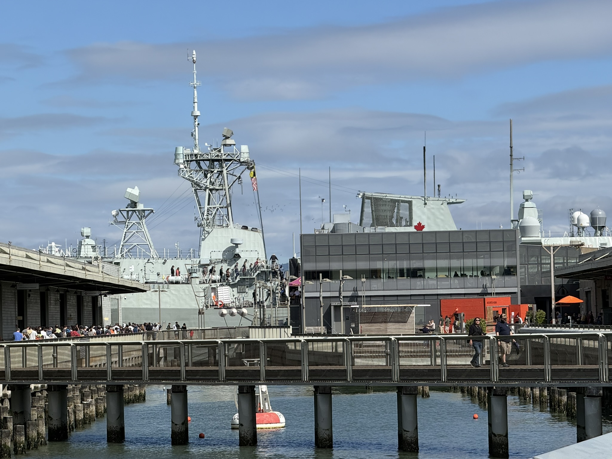 途径 Royal Canadian Navy Frigate HMCS Regina (FFH 334)