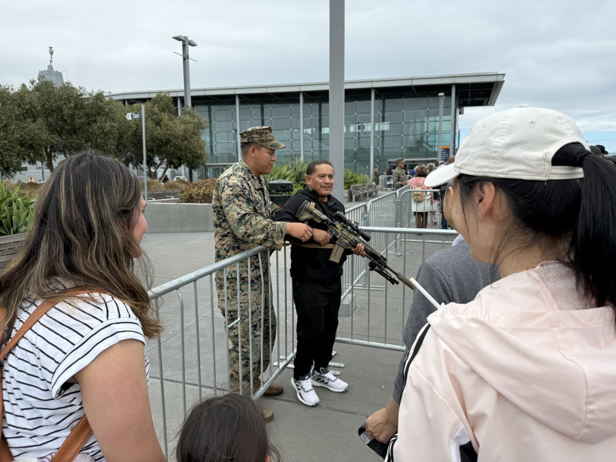 美国海军大兵还主动让群众拿着枪合影