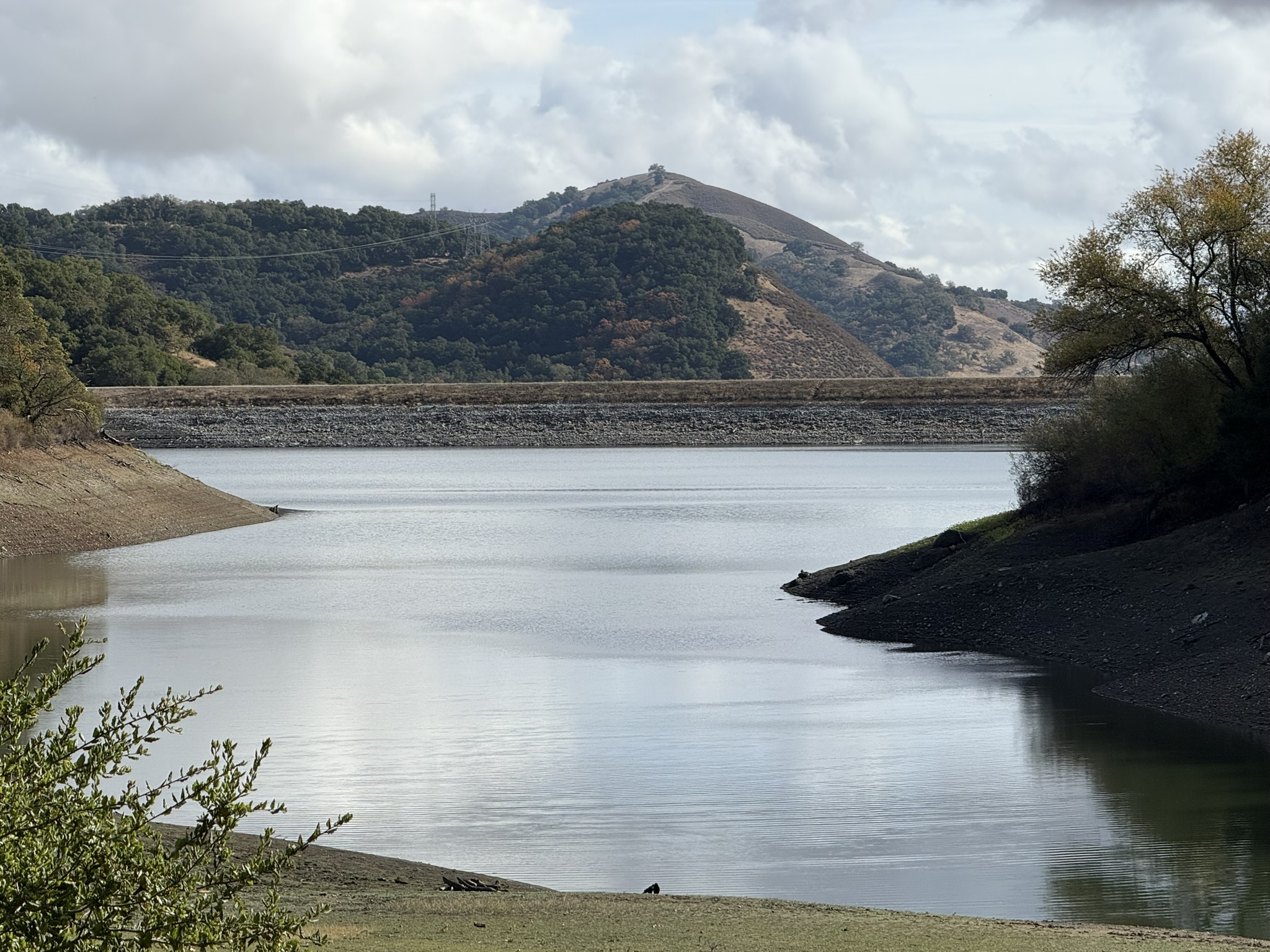 大湖和对面的 Uvas Dam