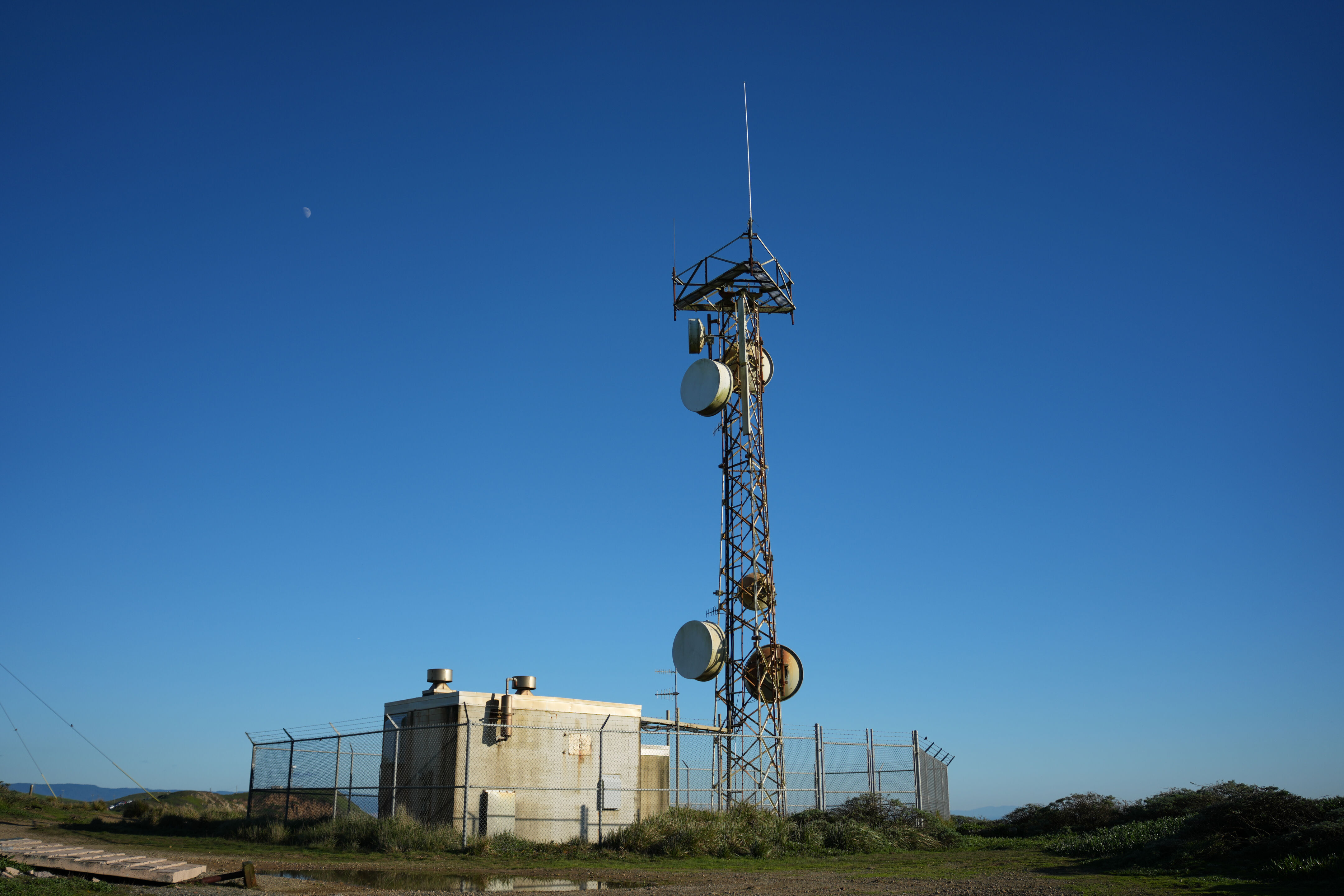 Point Reyes Lighthouse 旁的通信基站