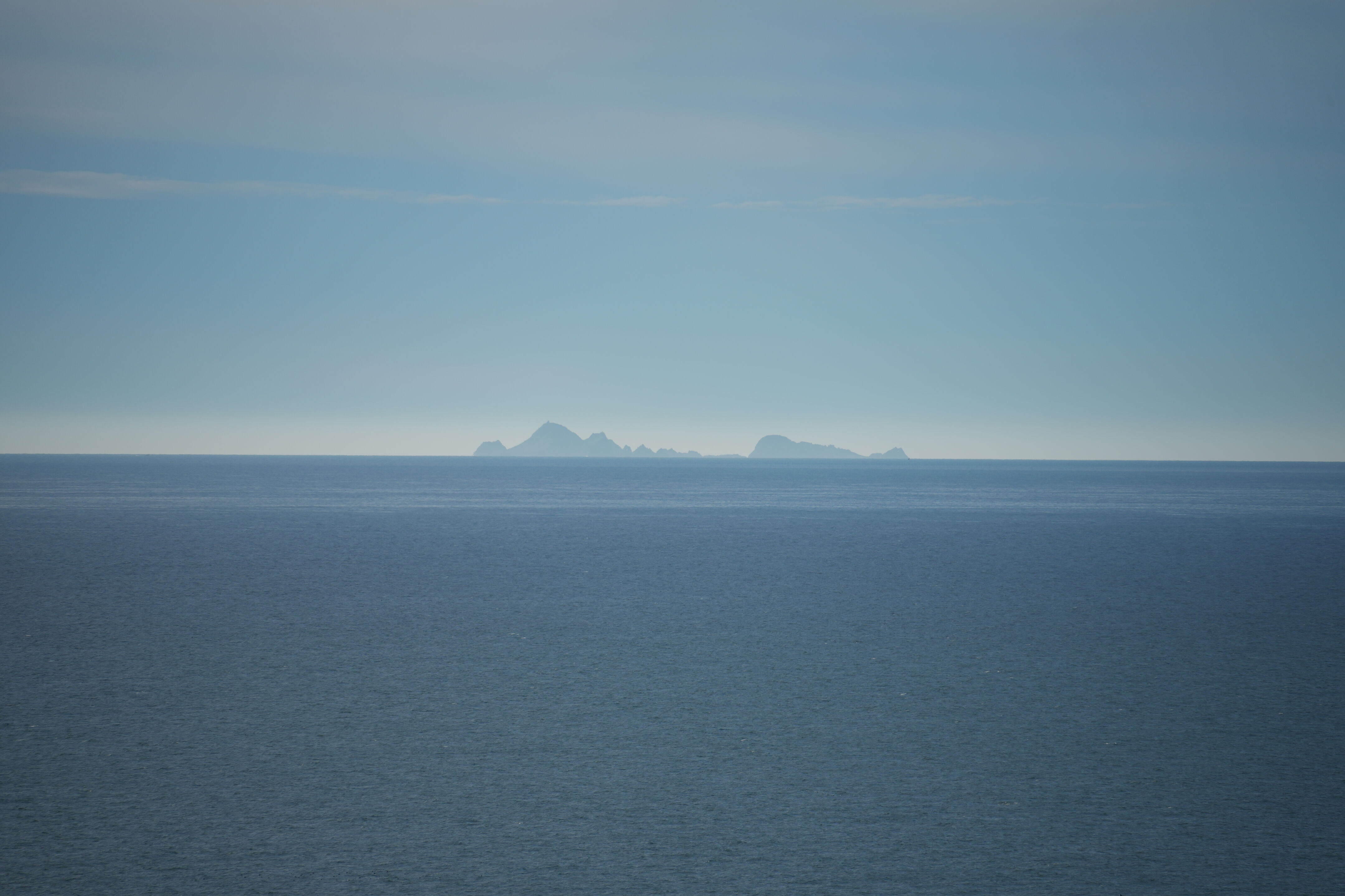 远处云雾中不知名的岛屿