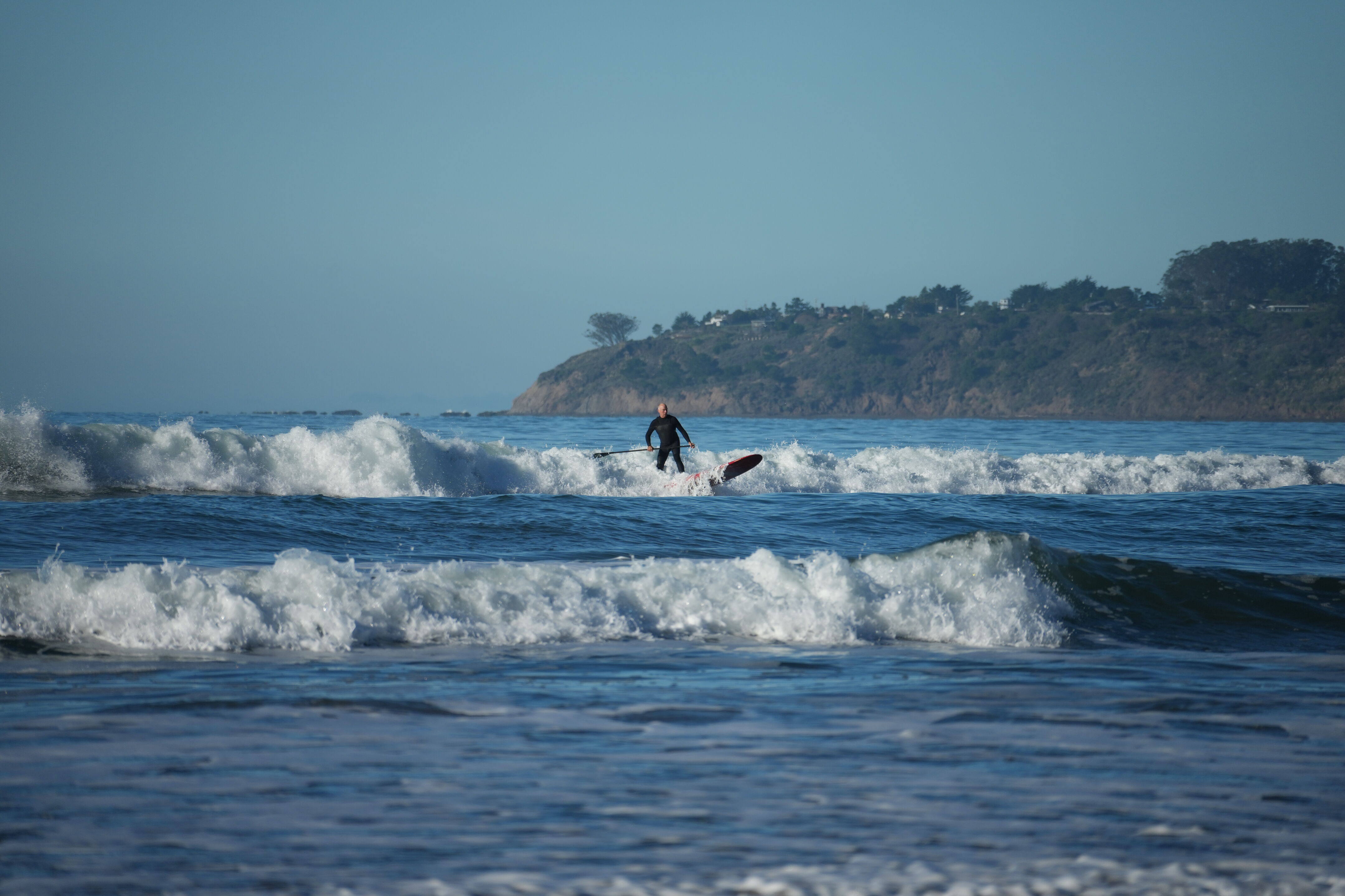 在 Stinson Beach 冲浪的人