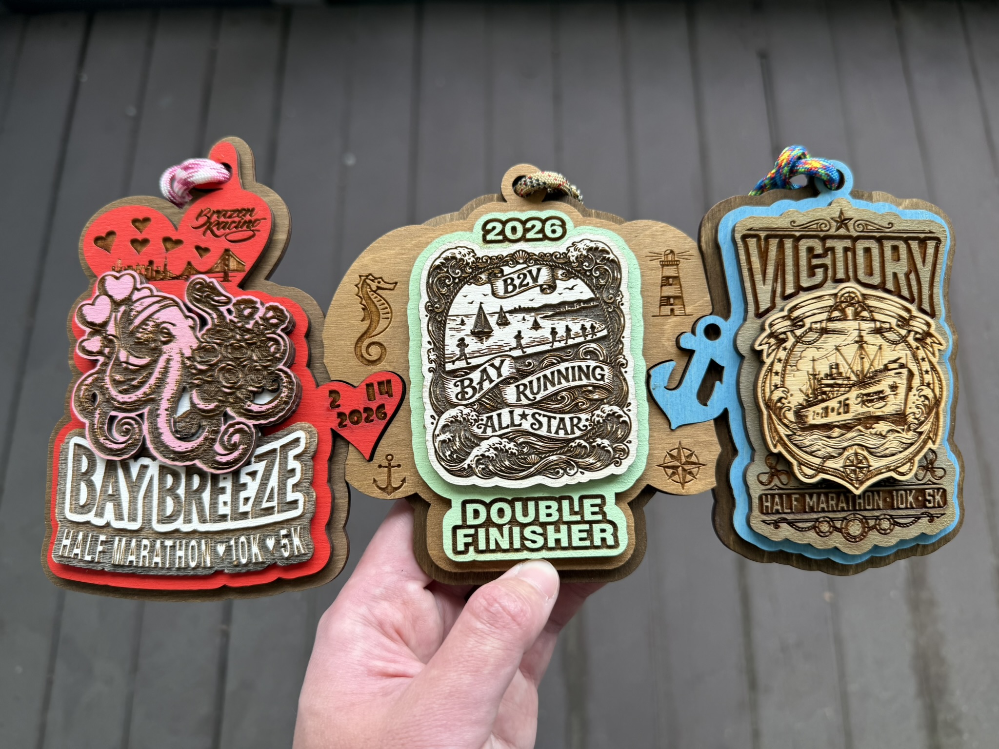 Brazen Bay Breeze 和 Brazen Victory 的 Double Finisher 完赛奖牌