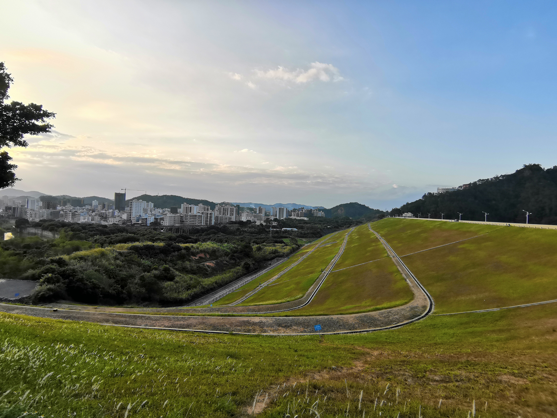 堤坝下城镇