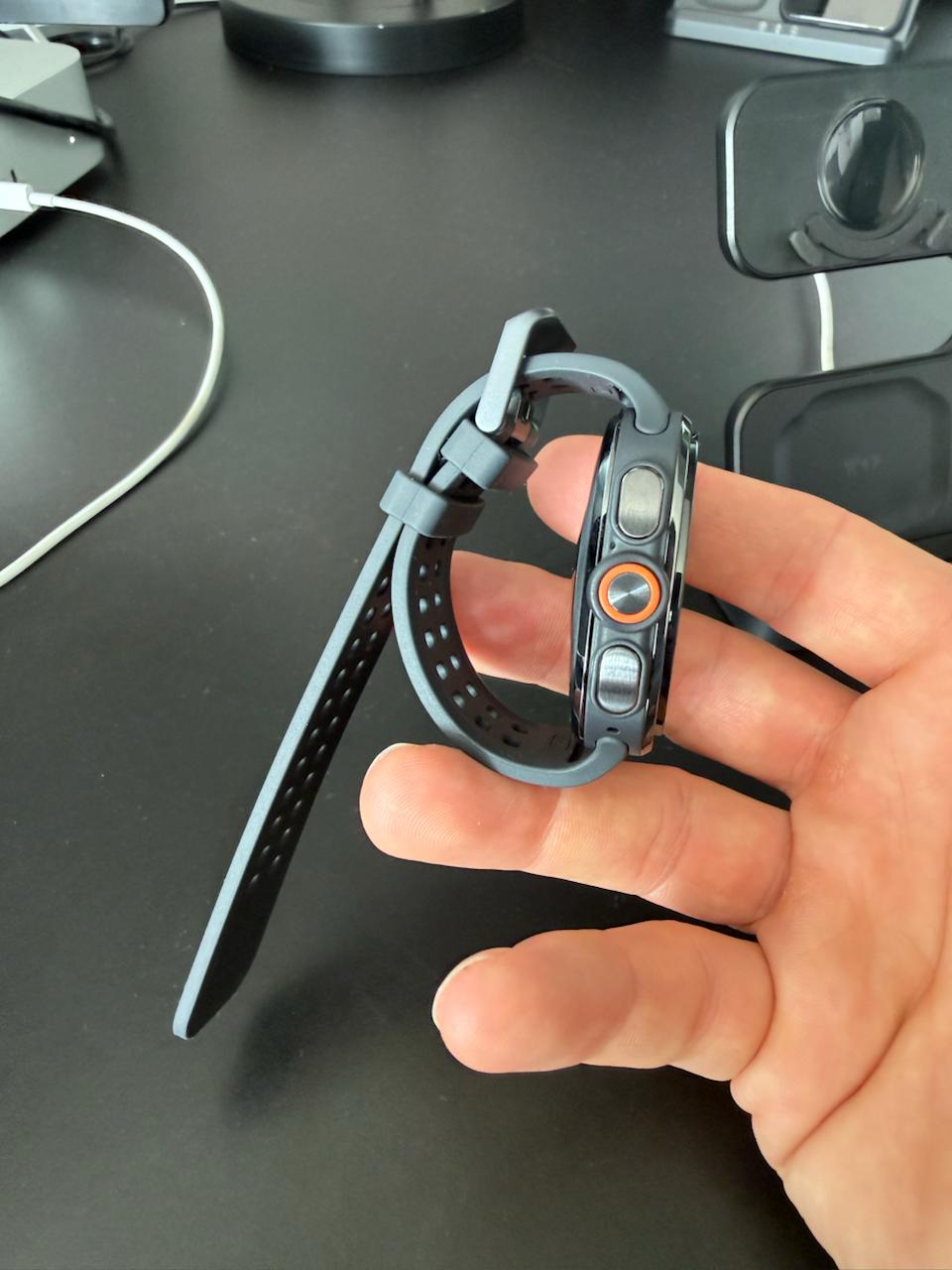 Close the watch strap on its tightest hole