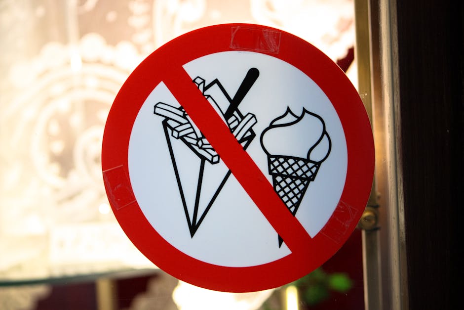 A sign in Brussels shows a prohibition on ice cream and fries in a restaurant setting.
