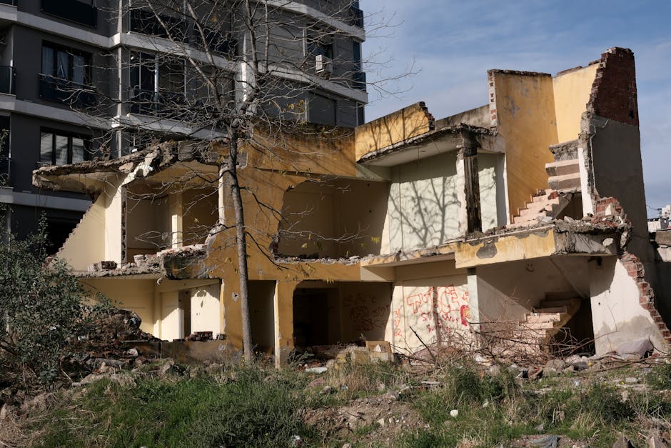 A ruined building in İzmir, Türkiye showing partial collapse with urban surroundings.
