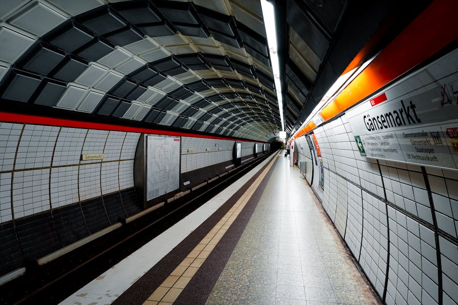 A modern and empty Gänsemarkt metro station in Hamburg, showcasing architectural details.