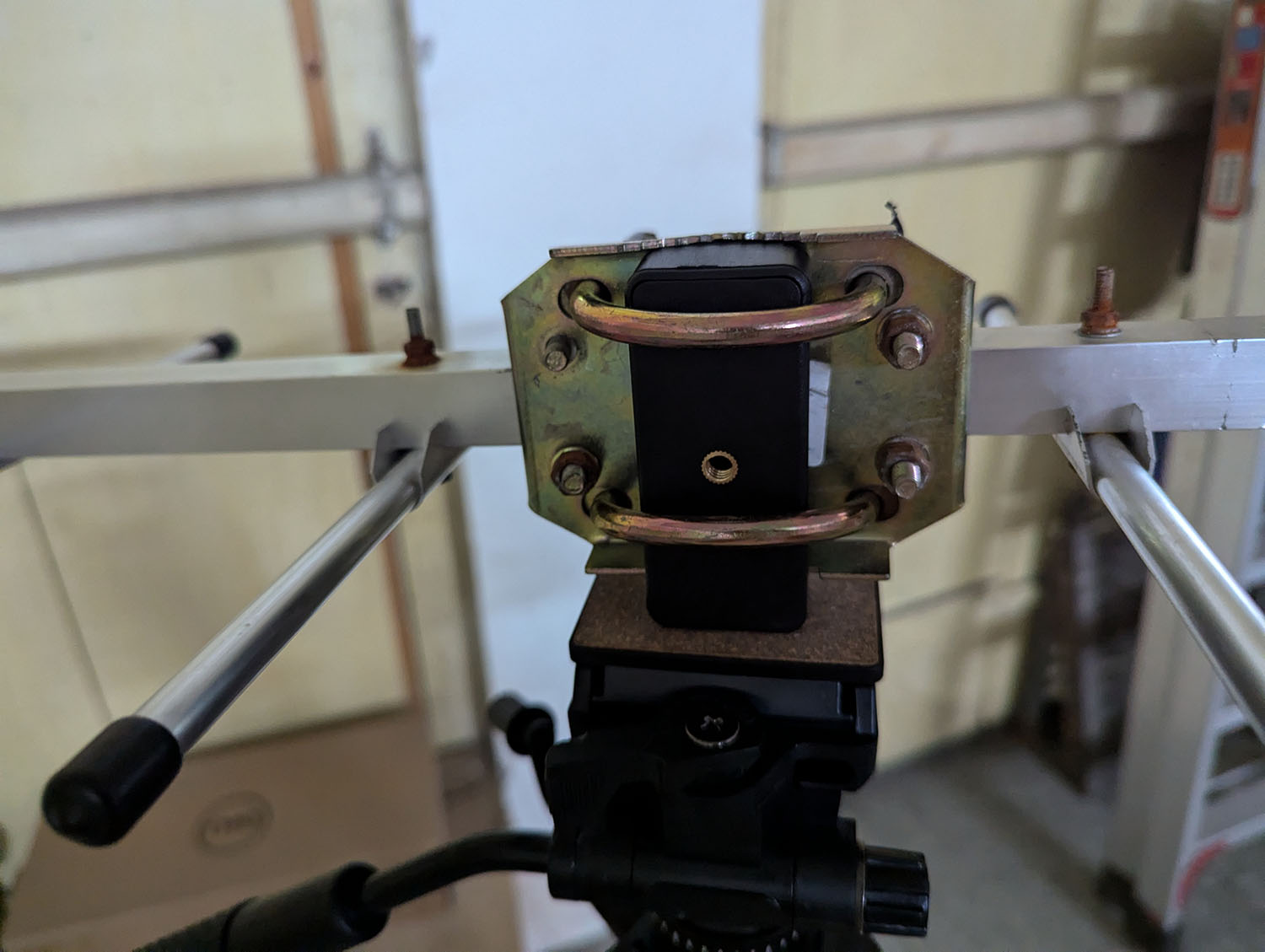 Simple tripod + manual rotation antenna solution