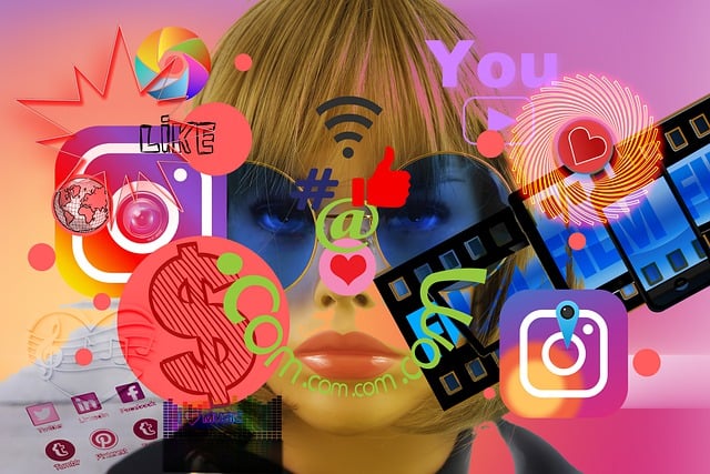 Imagen extravagante de una influencer con semblante de maniquí, rodeada de íconos de apps y '.com' flotantes