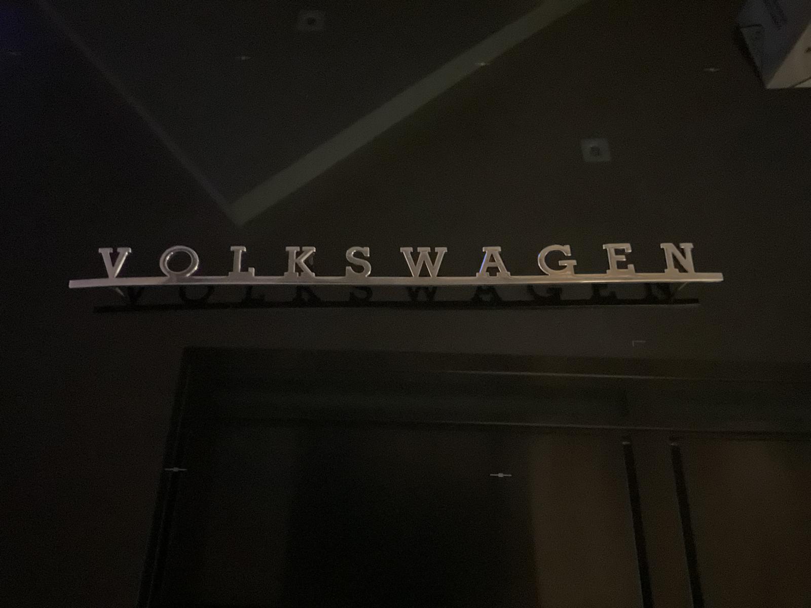 Scritta Volkswagen in acciaio lucido (29×1,9 cm)