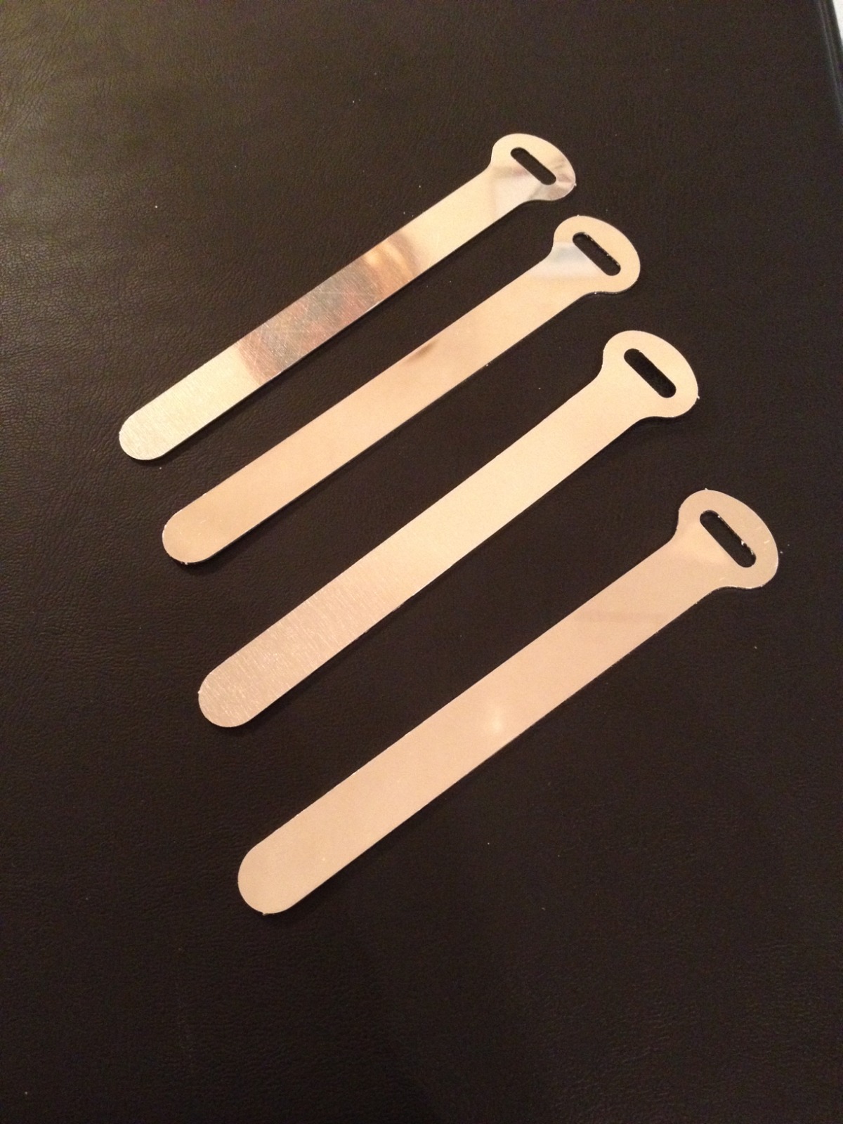 Fascette guida-cavi in alluminio per cablaggi (personalizzabili)