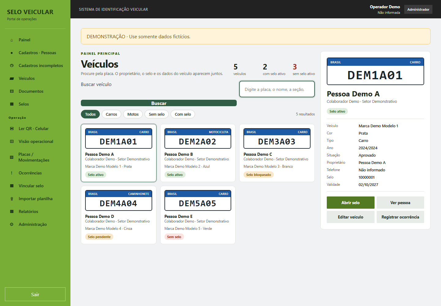 Captura real da demonstração local: painel de veículos com registros fictícios