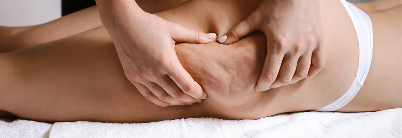 Donna che si prende cura delle gambe