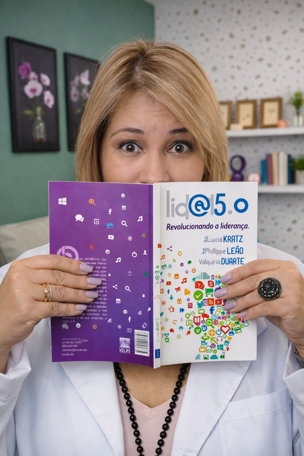 Dra. Lucia Kratz com o livro Líd@r 5.0