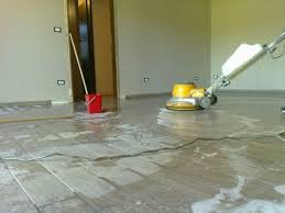 Lavaggio interno professionale di superfici e pavimenti