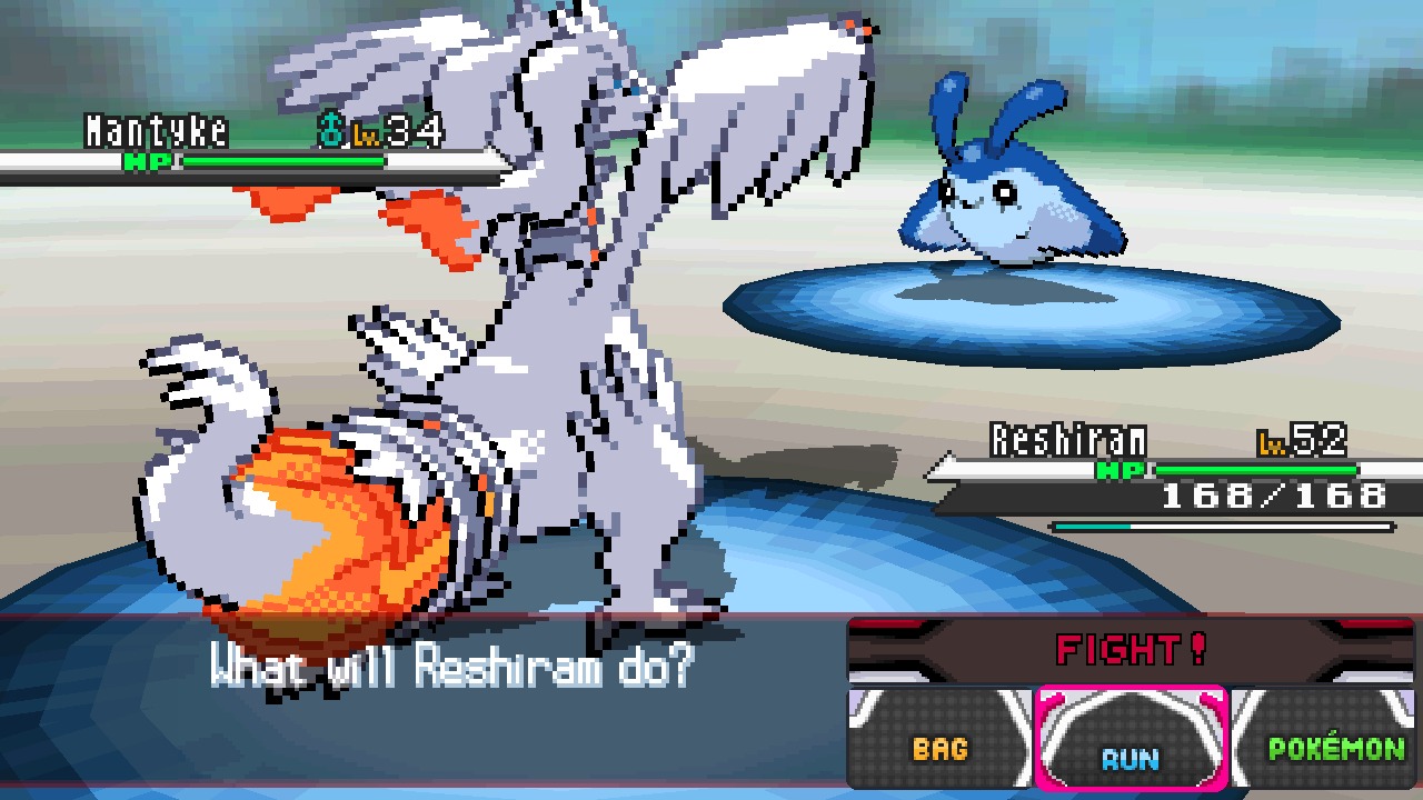 Black: Reshiram against a wild Mantyke, with the game's FIGHT, BAG, RUN and POKÉMON panel beside the battle