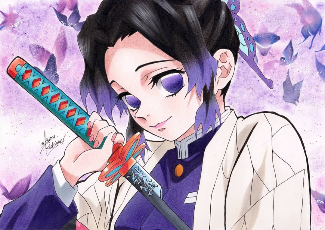 personagem shinobu do anime kimetsu no yaiba, ela tem cabelos pretos com pontas roxas amarrados para trás presos por um item em formato de borboleta e tem franja repartida ao meio, olhos roxos, veste um kimono branco com estampa de asa de borboleta e uma camisa fechada preta por baixo, segura uma espada em posição de saque, ao fundo o várias borboletas das cores rosa e roxo