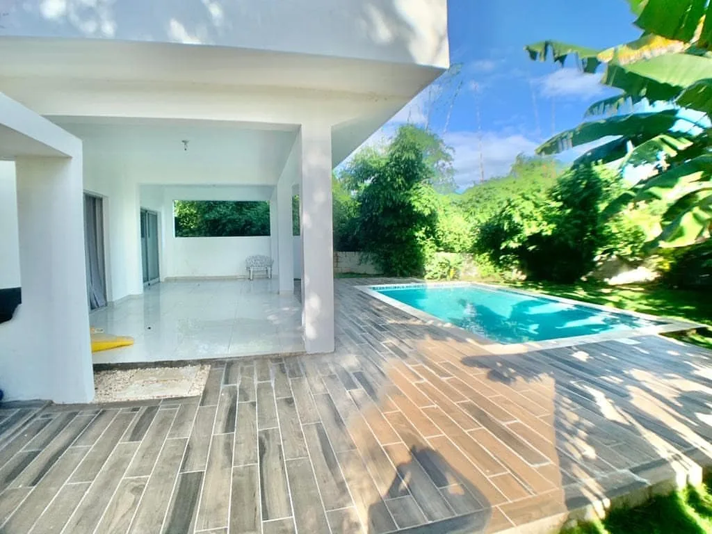 Villa nueva con piscina en Metro Country Club · Fotografía 2