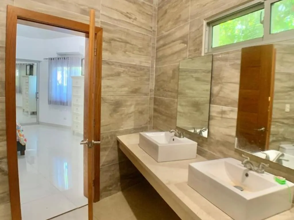 Villa nueva con piscina en Metro Country Club · Fotografía 5