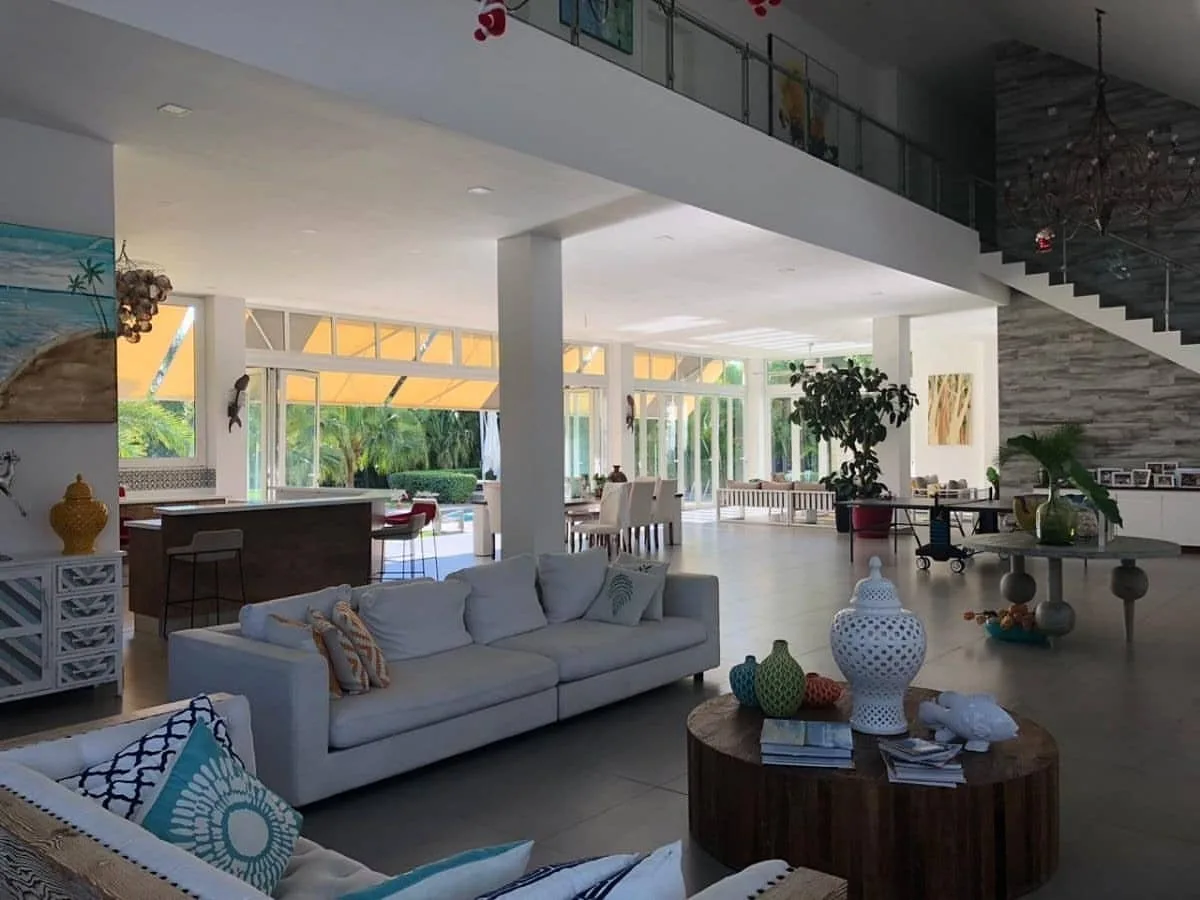 Casa de lujo de doble altura en Metro Country Club · Fotografía 3