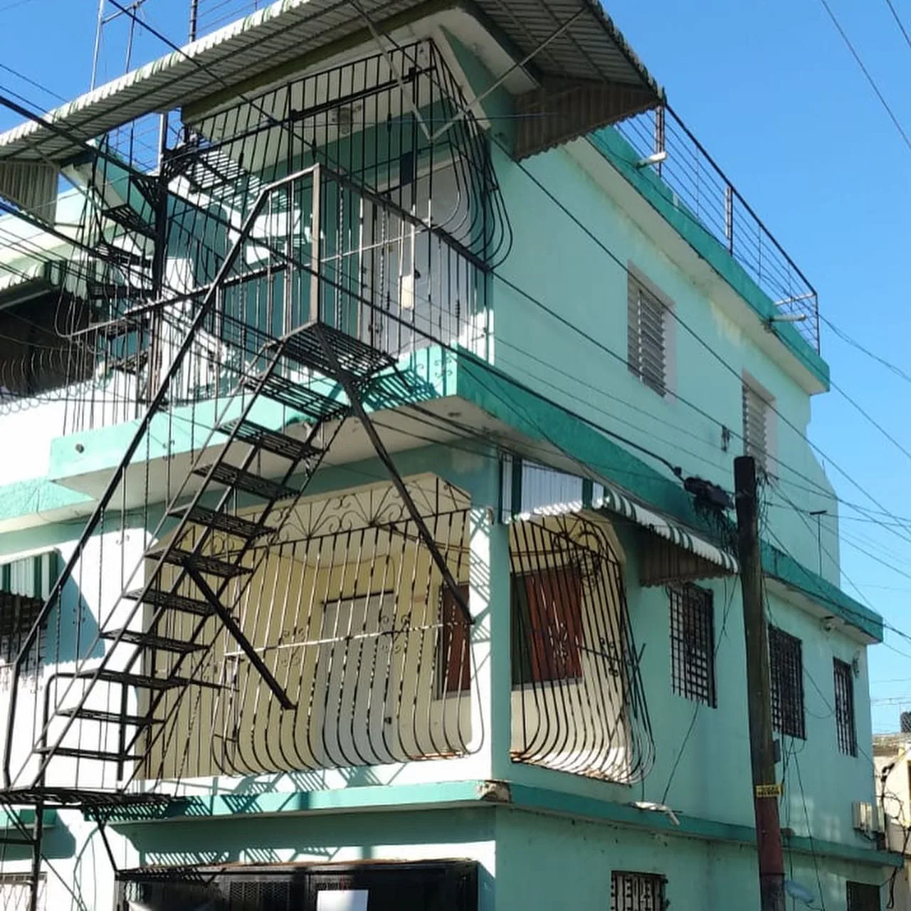 Edificio de tres apartamentos en Sabana Perdida · Fotografía 2