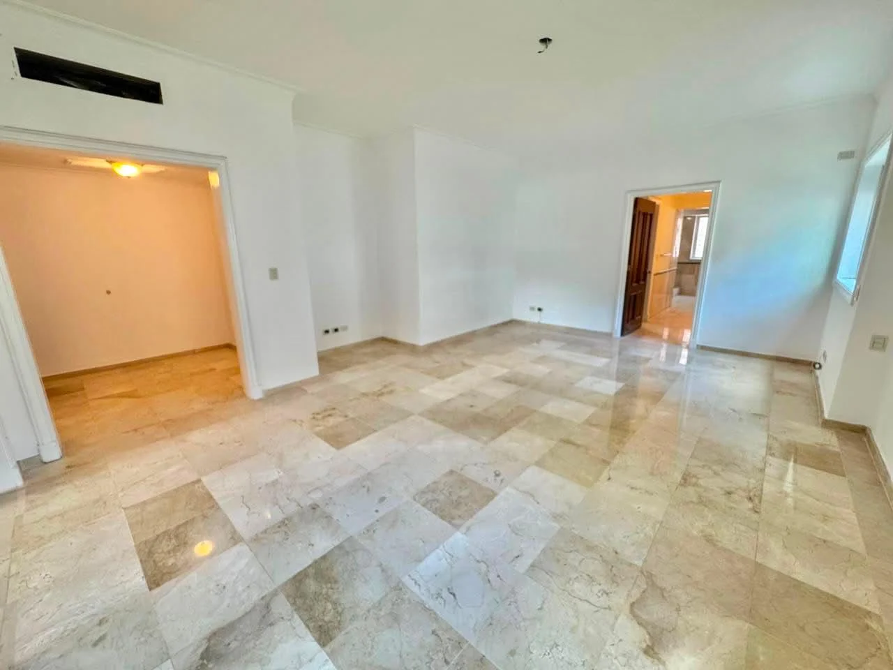Apartamento de tres habitaciones en Piantini · Fotografía 2
