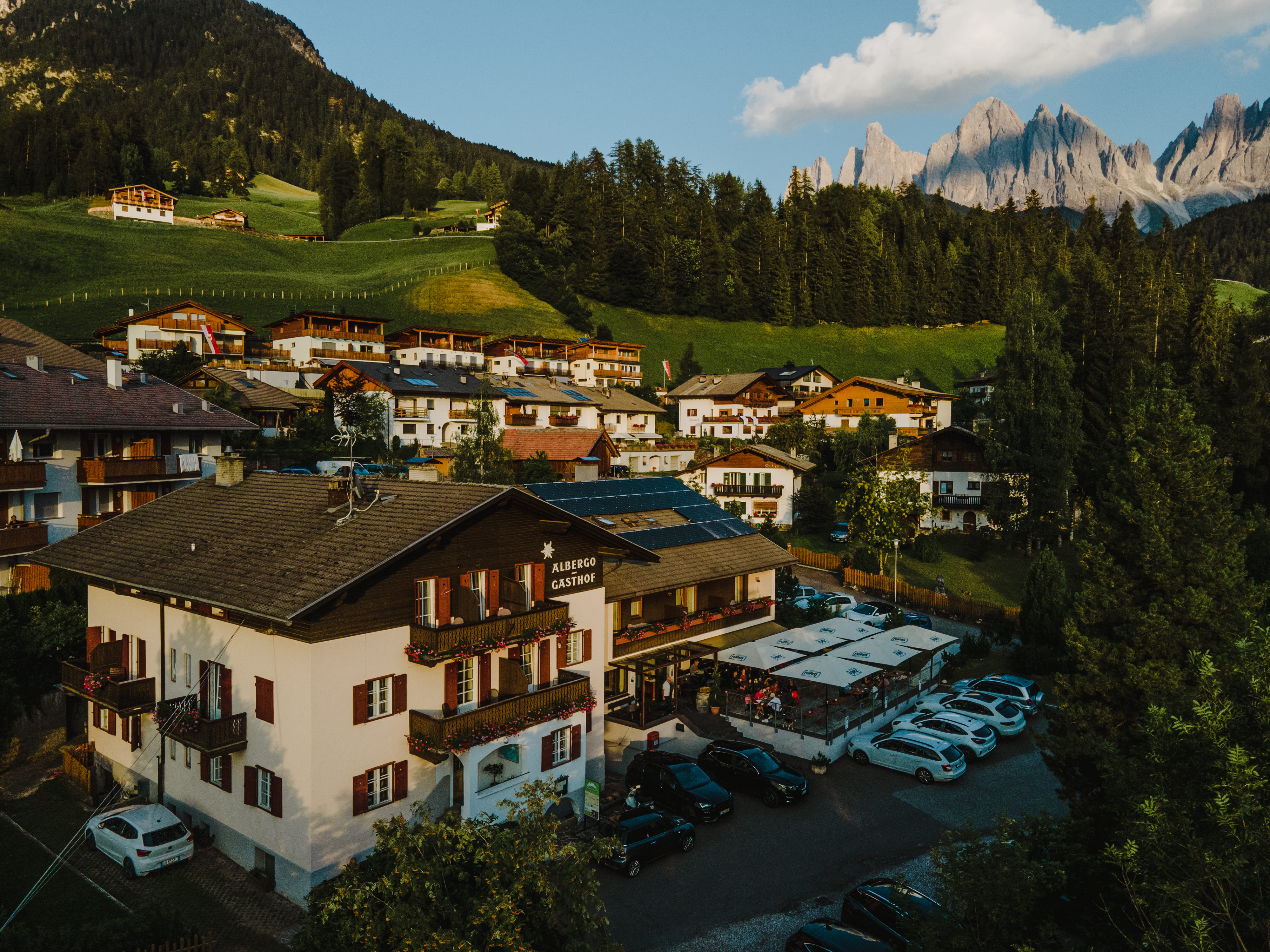 Hotel Fines Dolomites – Luftaufnahme Villnöss