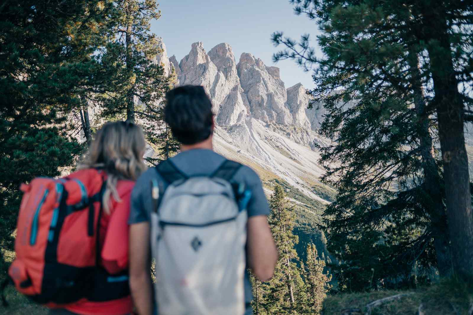 Wanderer mit Blick auf Geisler – Villnöss Südtirol