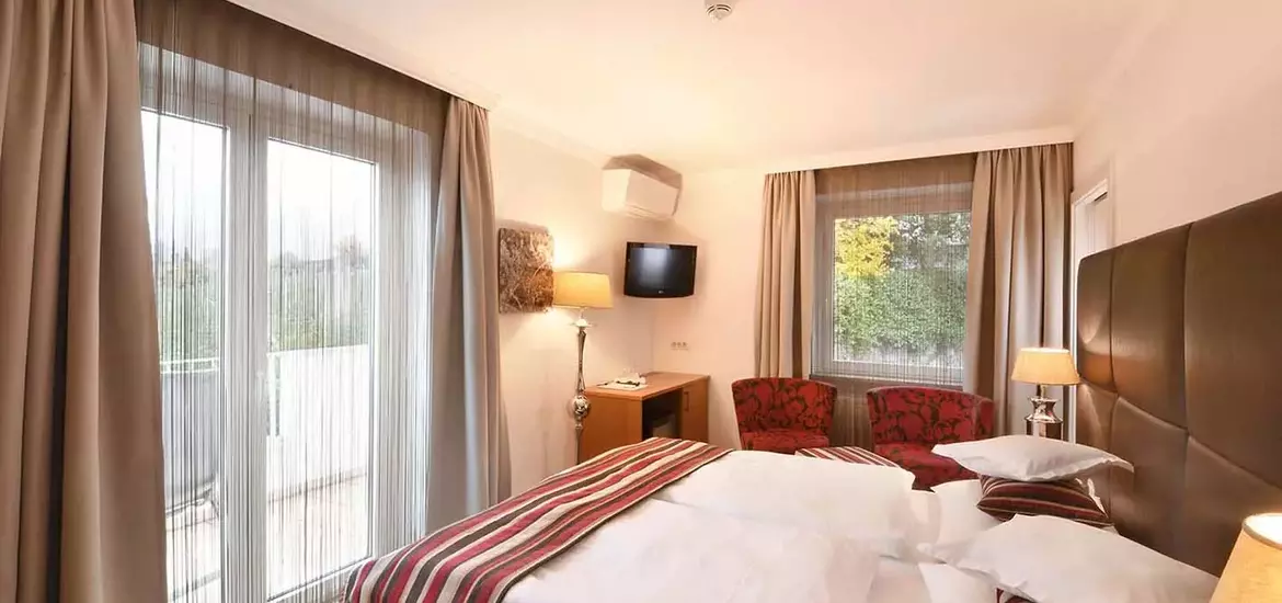Felicitas Double Room – Hotel Maria Theresia Algund