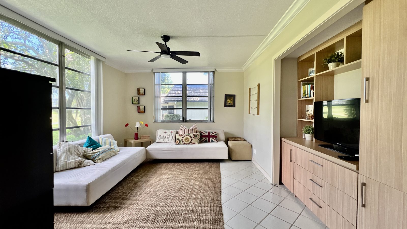Sunroom with L-shaped daybed seating