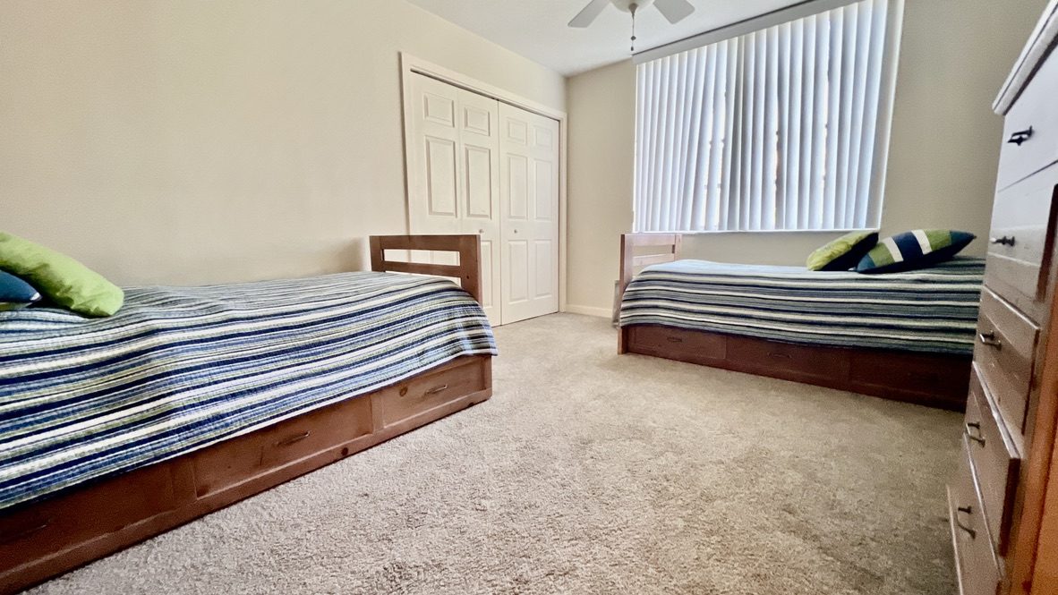 Secondary bedroom with two twin beds