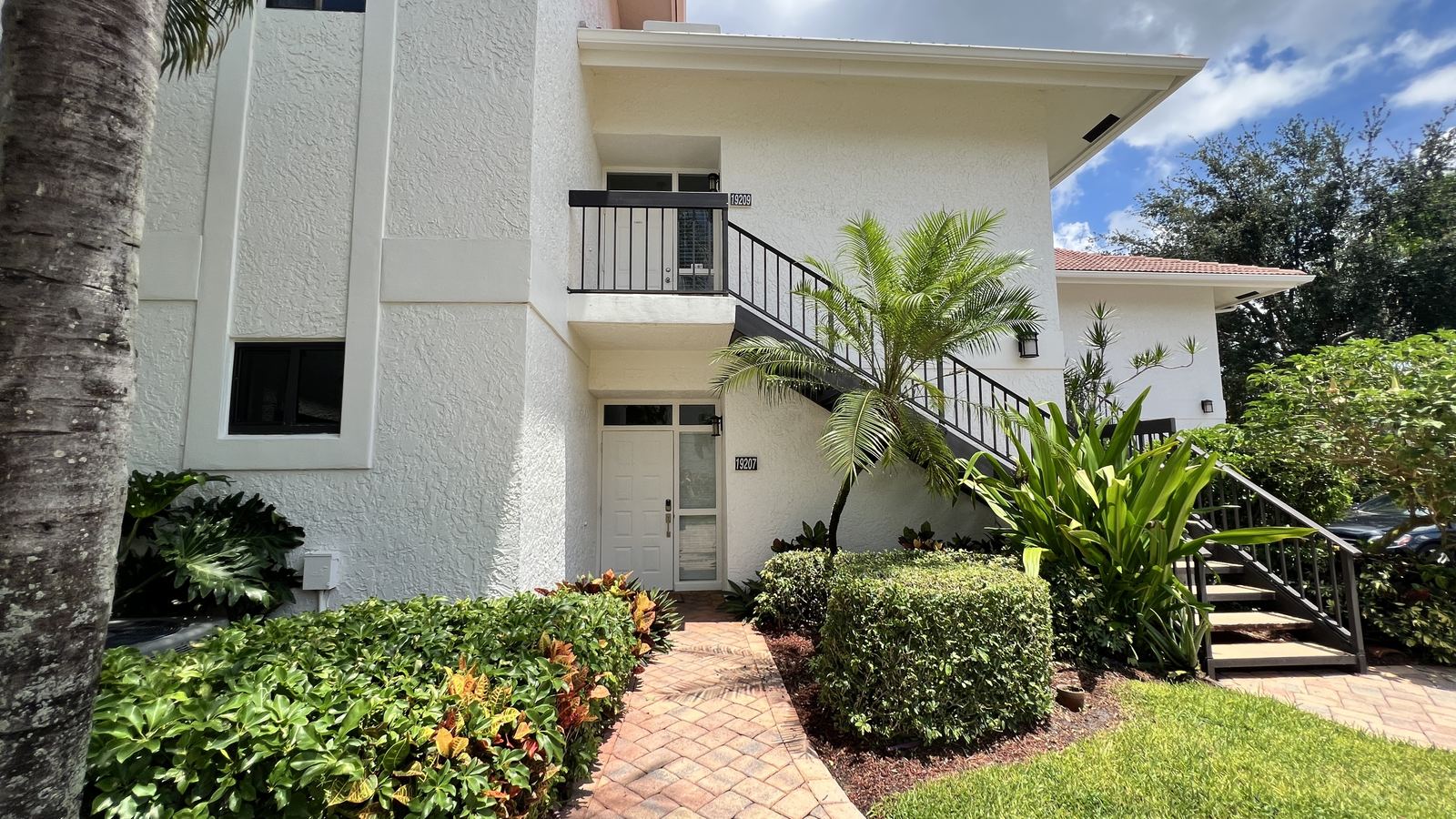 Unit entrance 19209