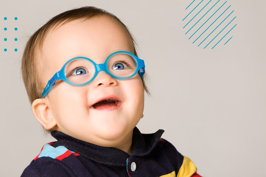 Retrato de un niño pequeño con gafas infantiles azules
