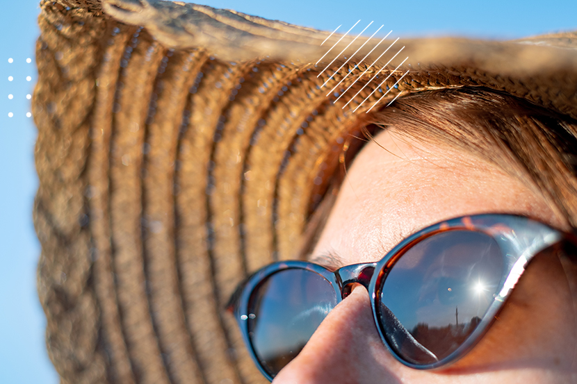 Retrato de mujer con lentes de sol y sombrero