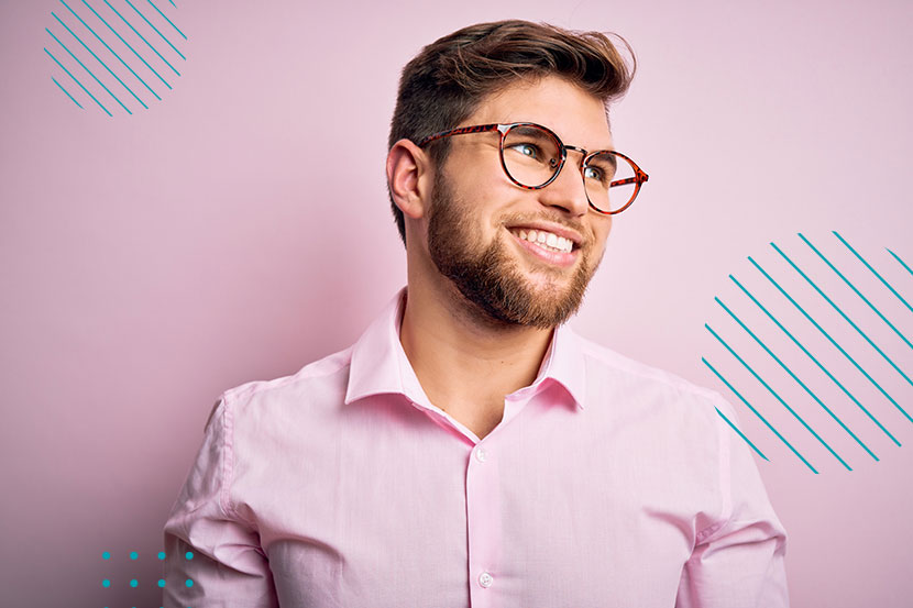 Retrato de hombre usando lentes sobre fondo rosa