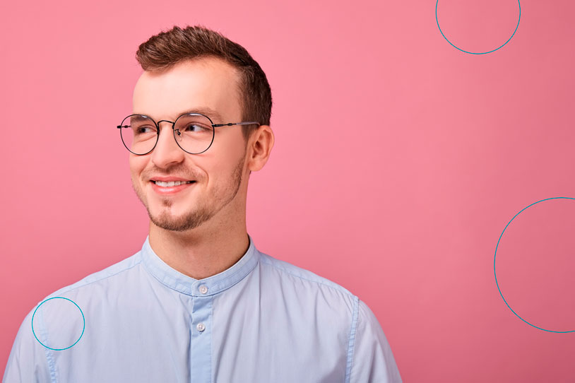 Retrato de hombre con lentes en fondo rosa