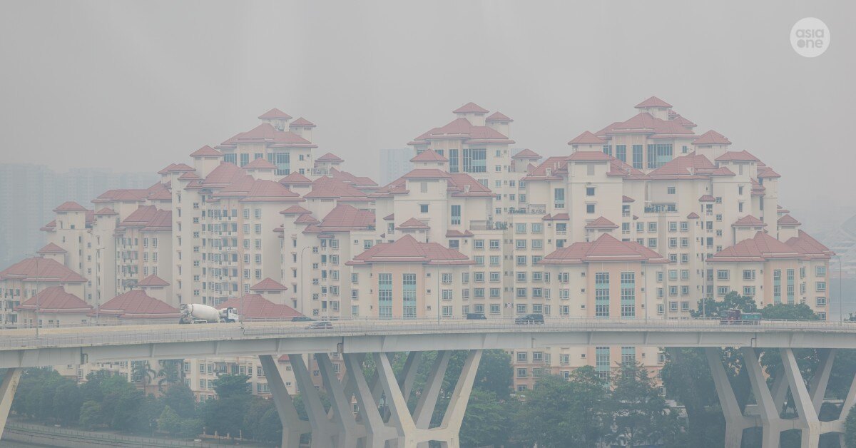 Central Singapore on 12 October, the day the haze subsidy scheme opened. One-hour PM2.5 reached 156 micrograms per cubic metre; the ladder that releases N95 masks begins at a 24-hour index of 200.