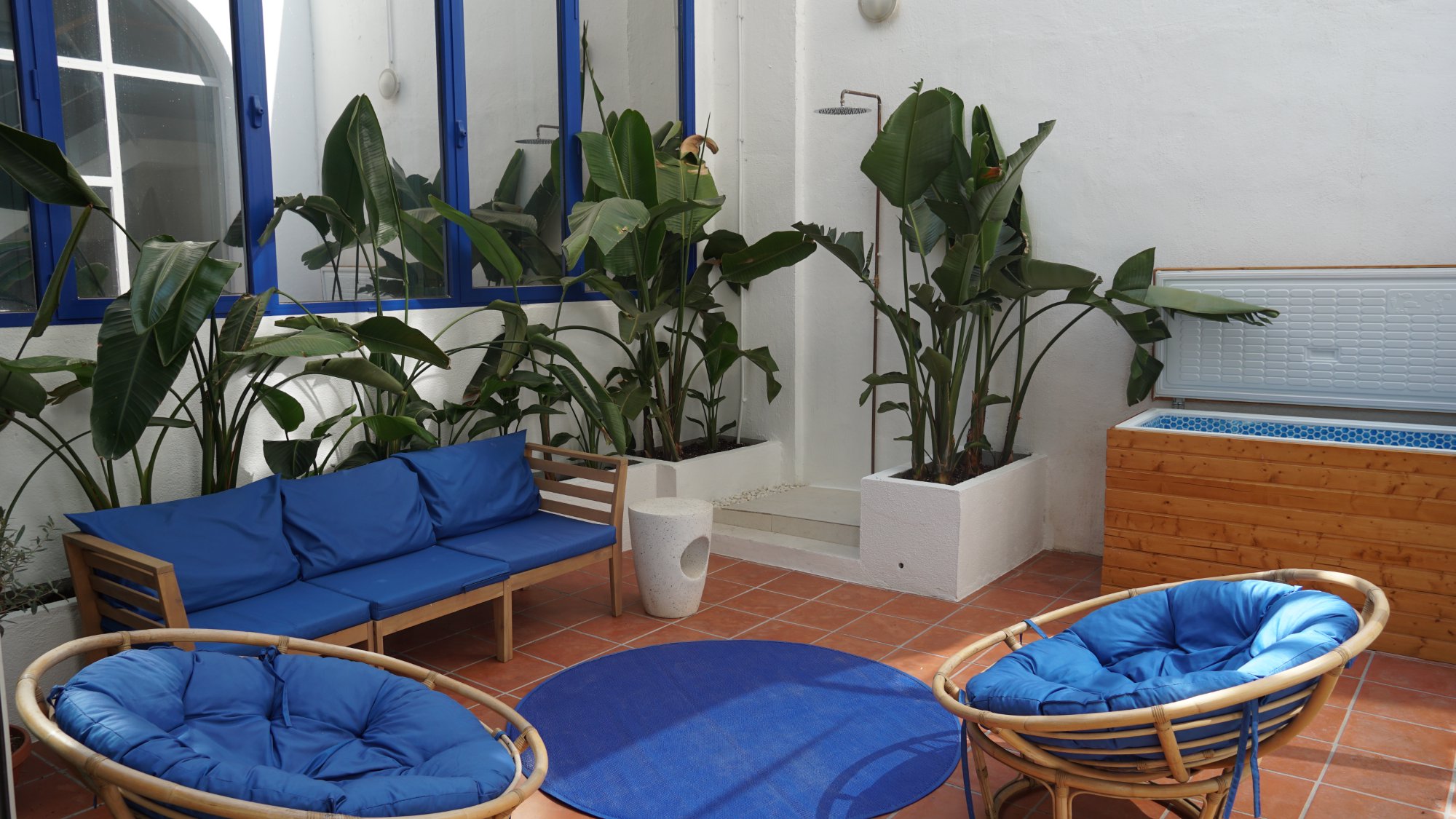 Patio exterior de SABDA con ice bath