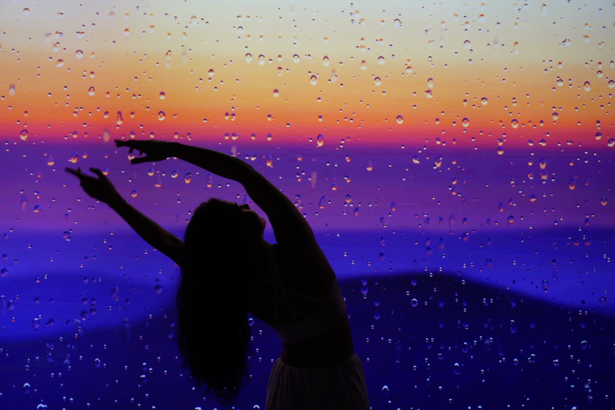 Evento de ecstatic dance en la sala de proyección 360° de SABDA con Dolby Atmos en Barcelona