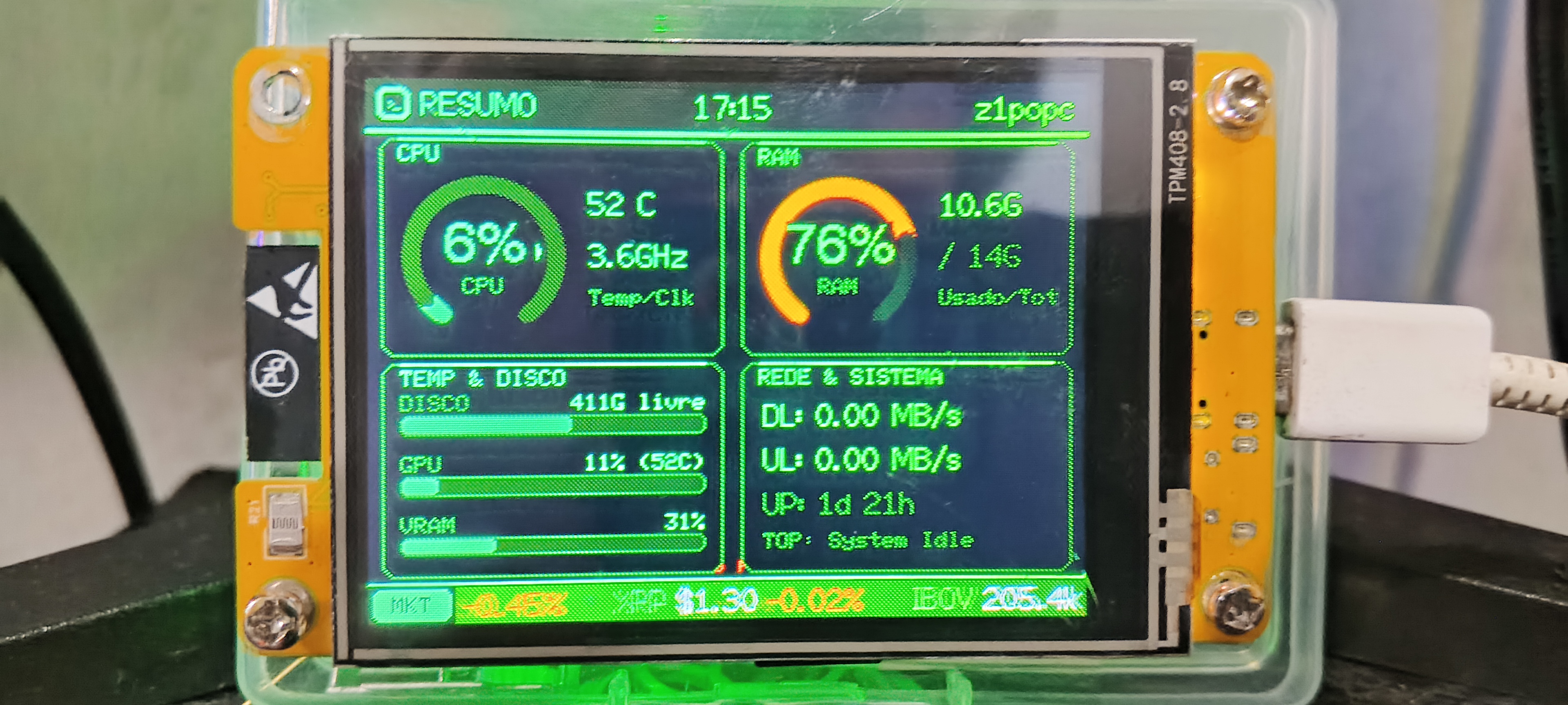 Placa ESP32 CYD em funcionamento real com Tema Verde Matrix e Ticker Tape
