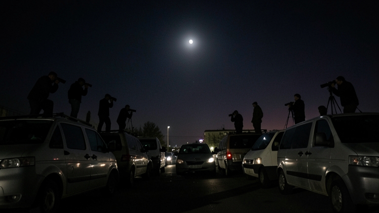 Camperos usan techos de furgonetas para ver eclipse ilegalmente